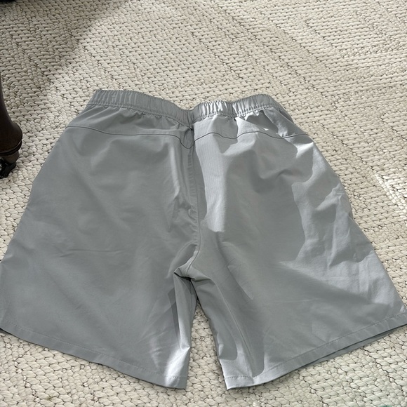 The north face men’s shorts size medium silver gray color - Picture 3 of 6